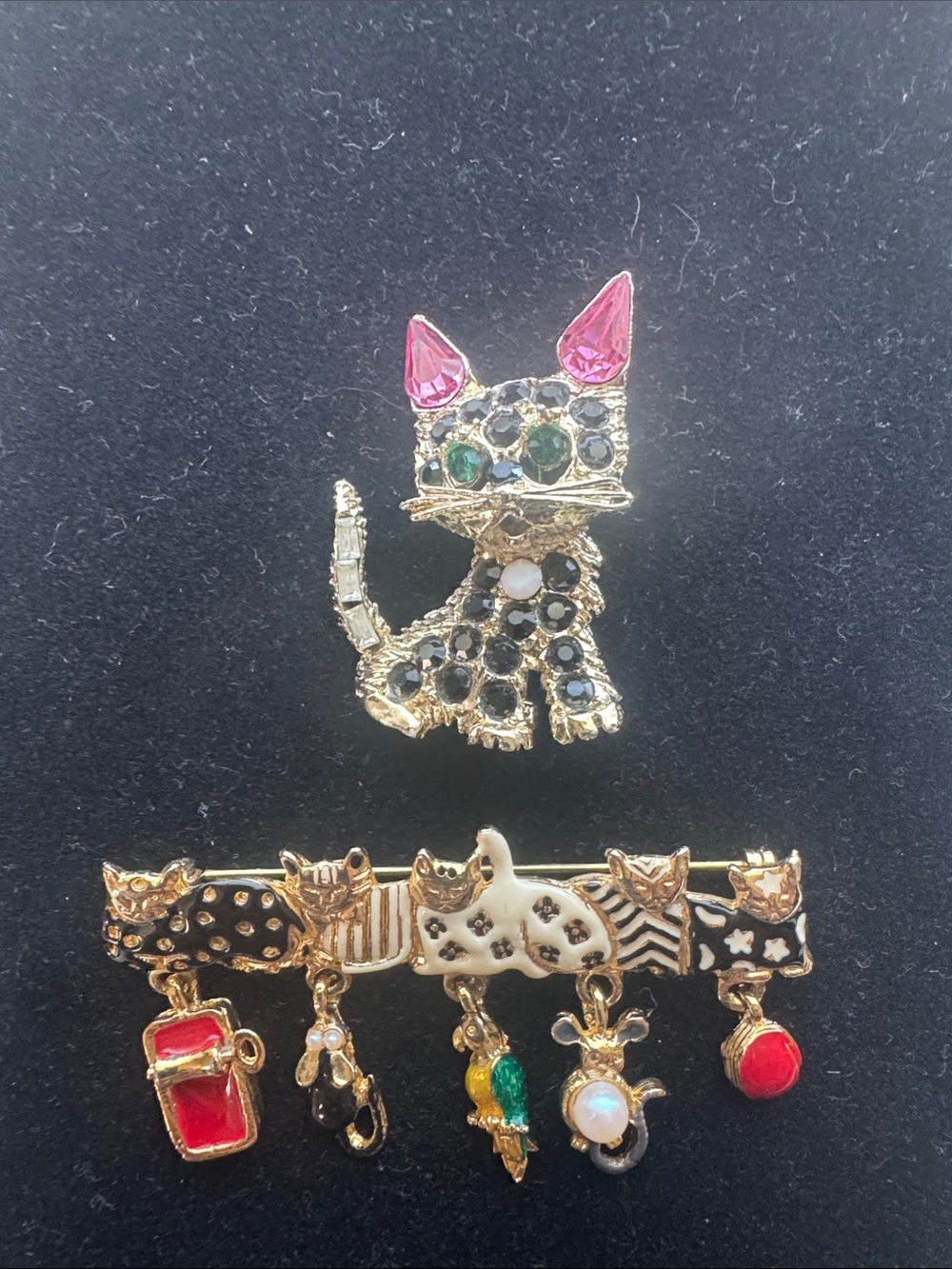 2pcs Vintage Cat brooches in gold tone settings.